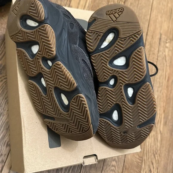 Yeezy Boost 700 - Picture 7 of 9